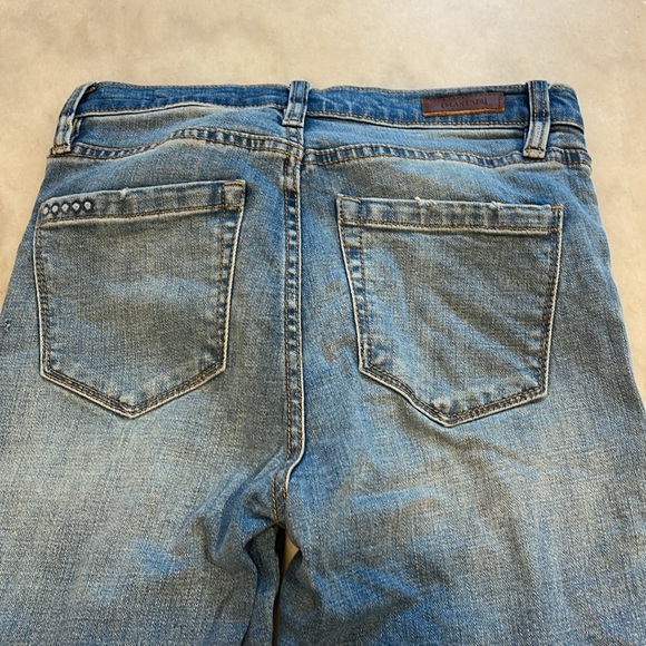 BLANKNYC GREAT JONES HIGH RISE CROP WITH FLORAL EMBROIDERY AND RAW HEM. 26 - Picture 8 of 8